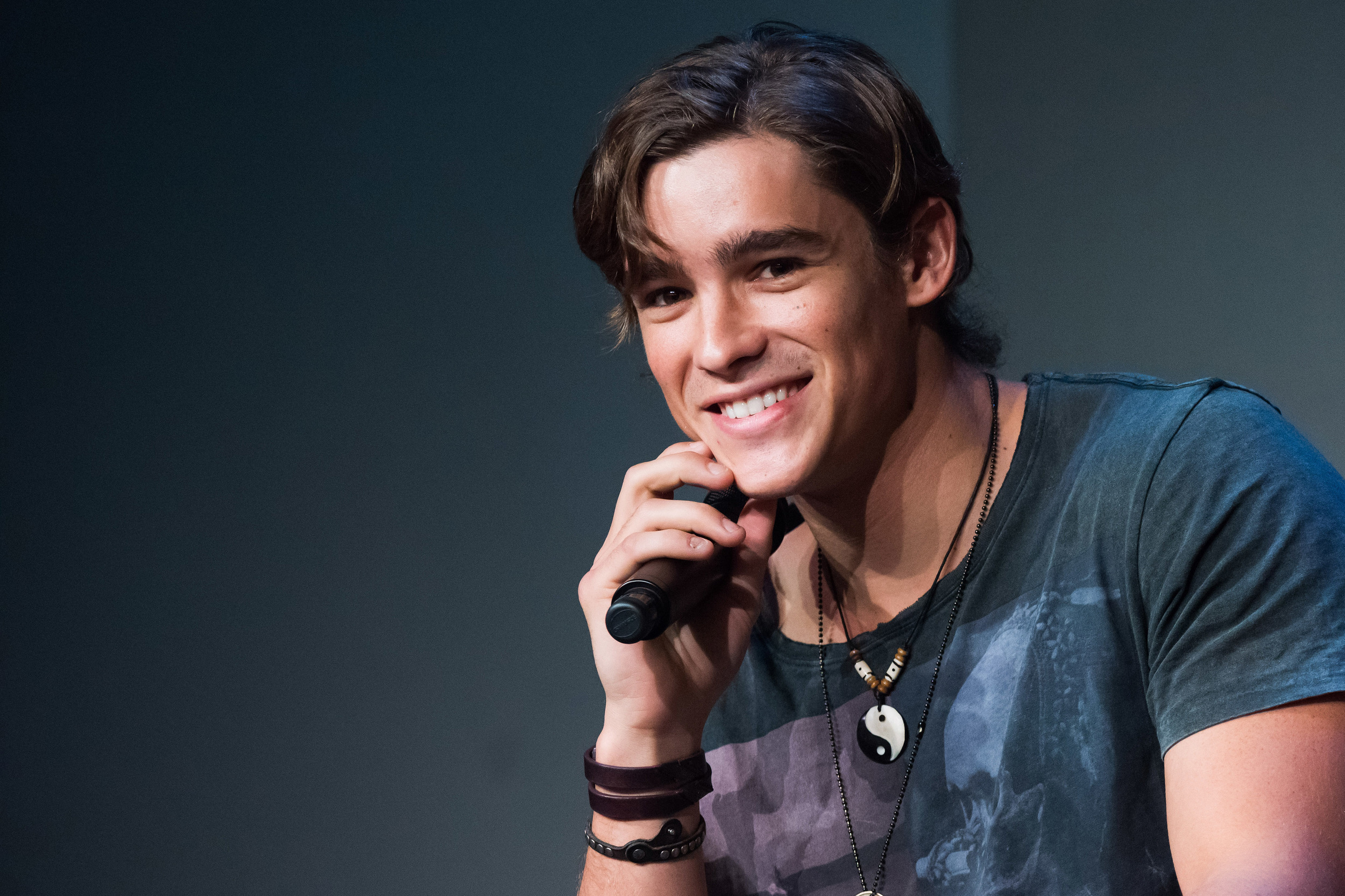 Brenton Thwaites As Robin Wallpapers