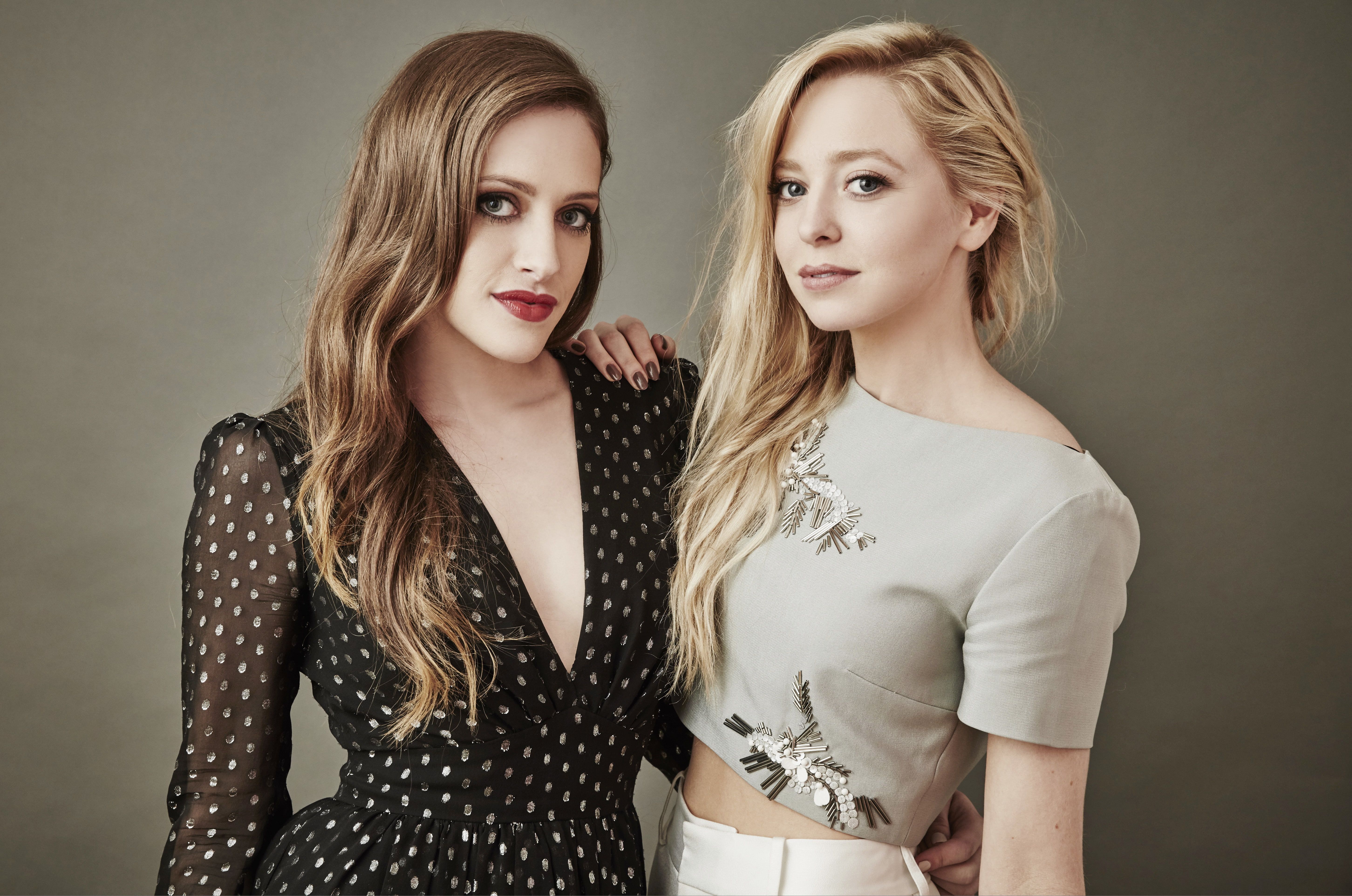 Carly Chaikin And Portia Doubleday Mr. Robot Actress Wallpapers