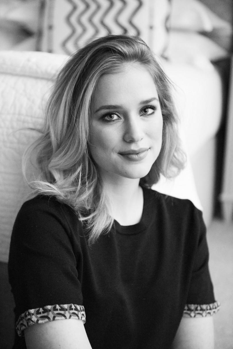 Elizabeth Lail Netflix You 2021 Wallpapers