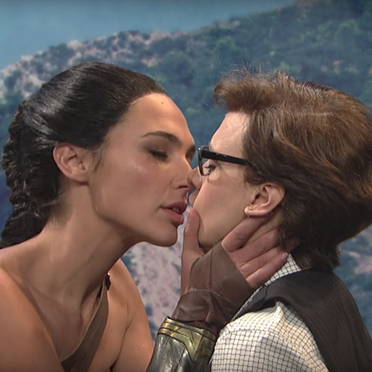 Kate Mckinnon Gal Gadot Snl 2017 Wallpapers