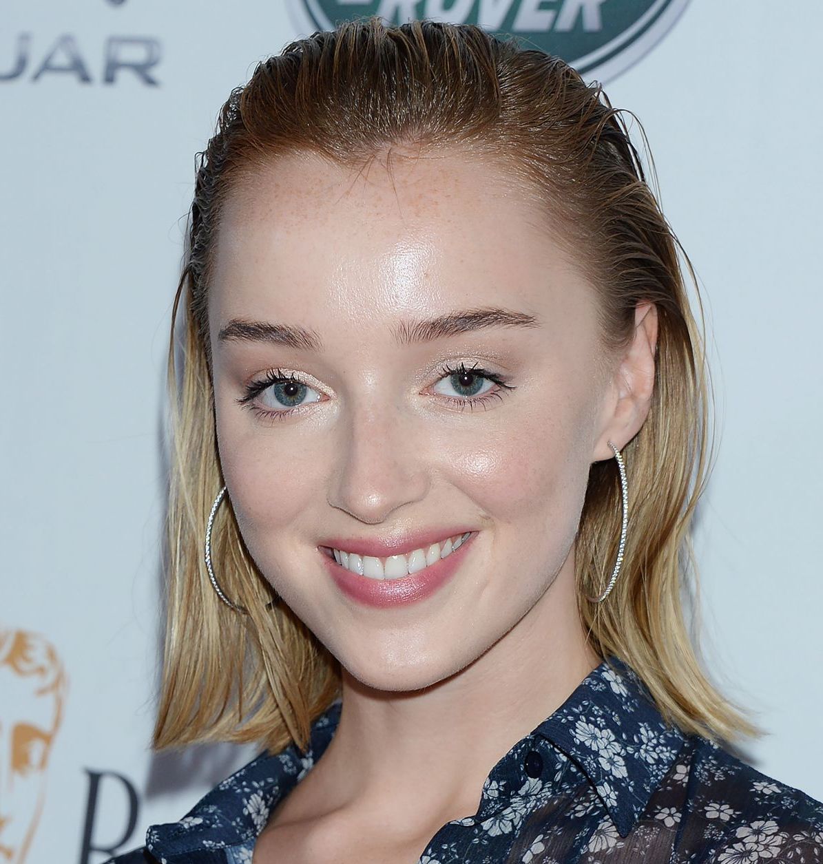 Phoebe Dynevor In Bridgerton Wallpapers