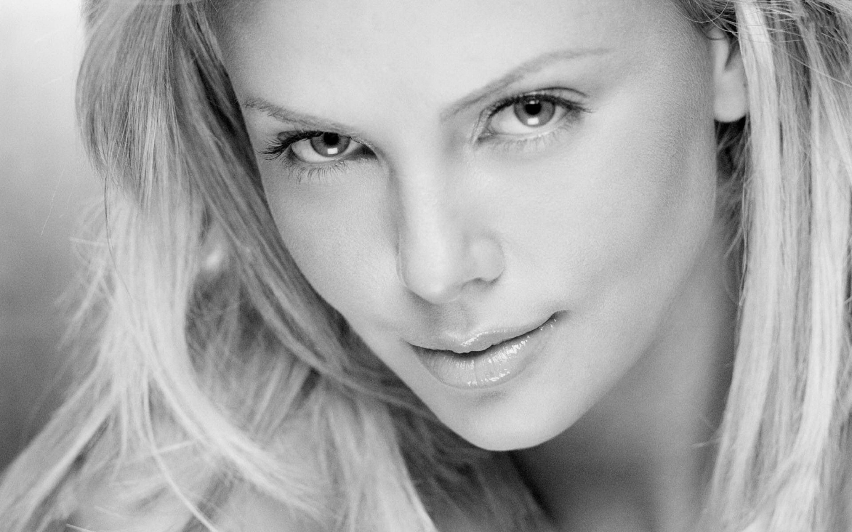 Charlize Theron Monochrome Wallpapers