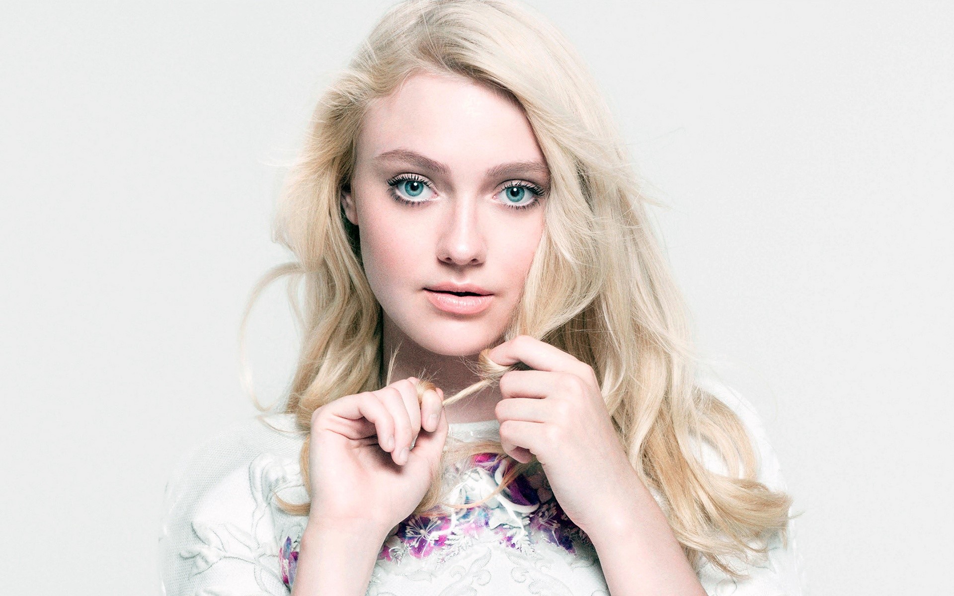 Dakota Fanning As Viena Wallpapers