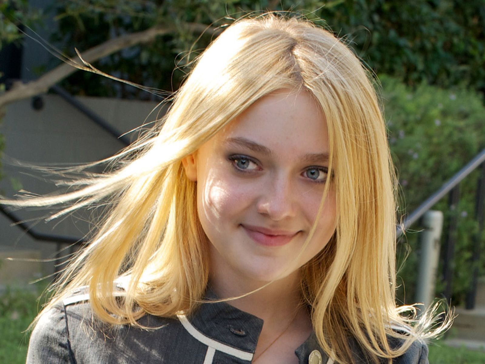 Dakota Fanning As Viena Wallpapers