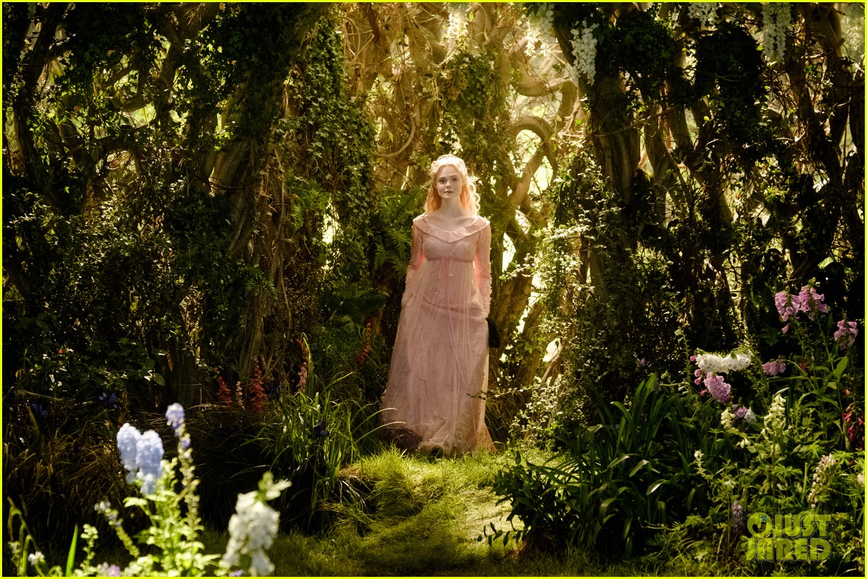 Elle Fanning As Princess Aurora Wallpapers