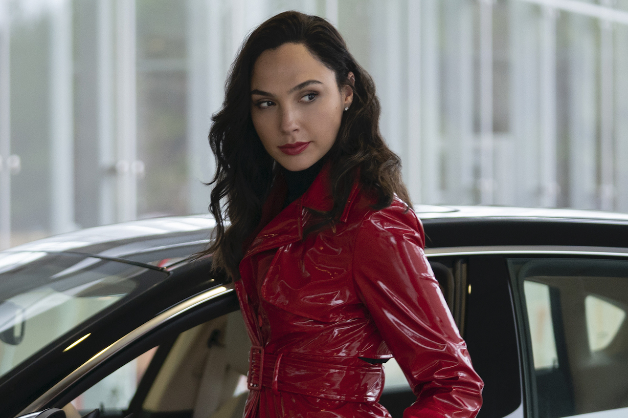 Gal Gadot As The Bishop Hd Red Notice Wallpapers