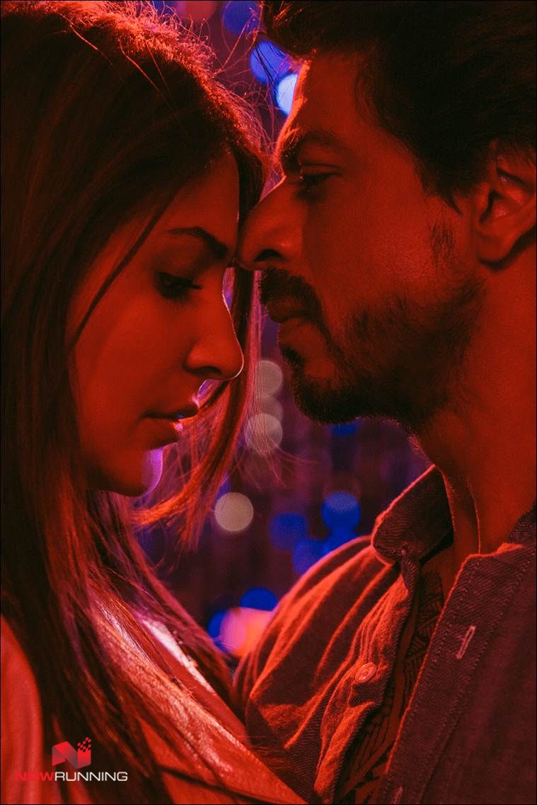 Jab Harry Met Sejal Anushka And Shahrukh Khan Romance Wallpapers