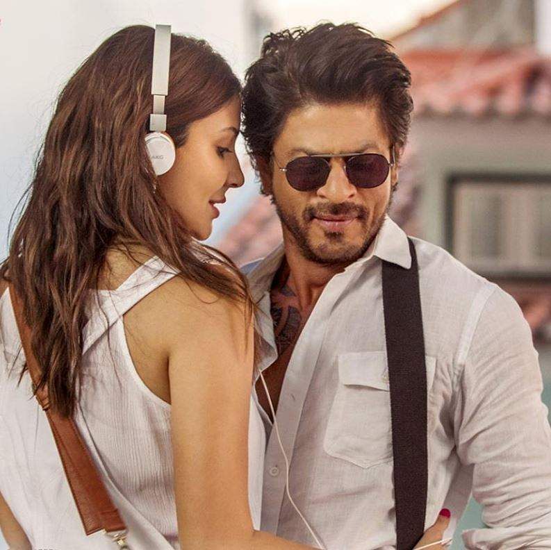 Jab Harry Met Sejal Anushka And Shahrukh Khan Romance Wallpapers