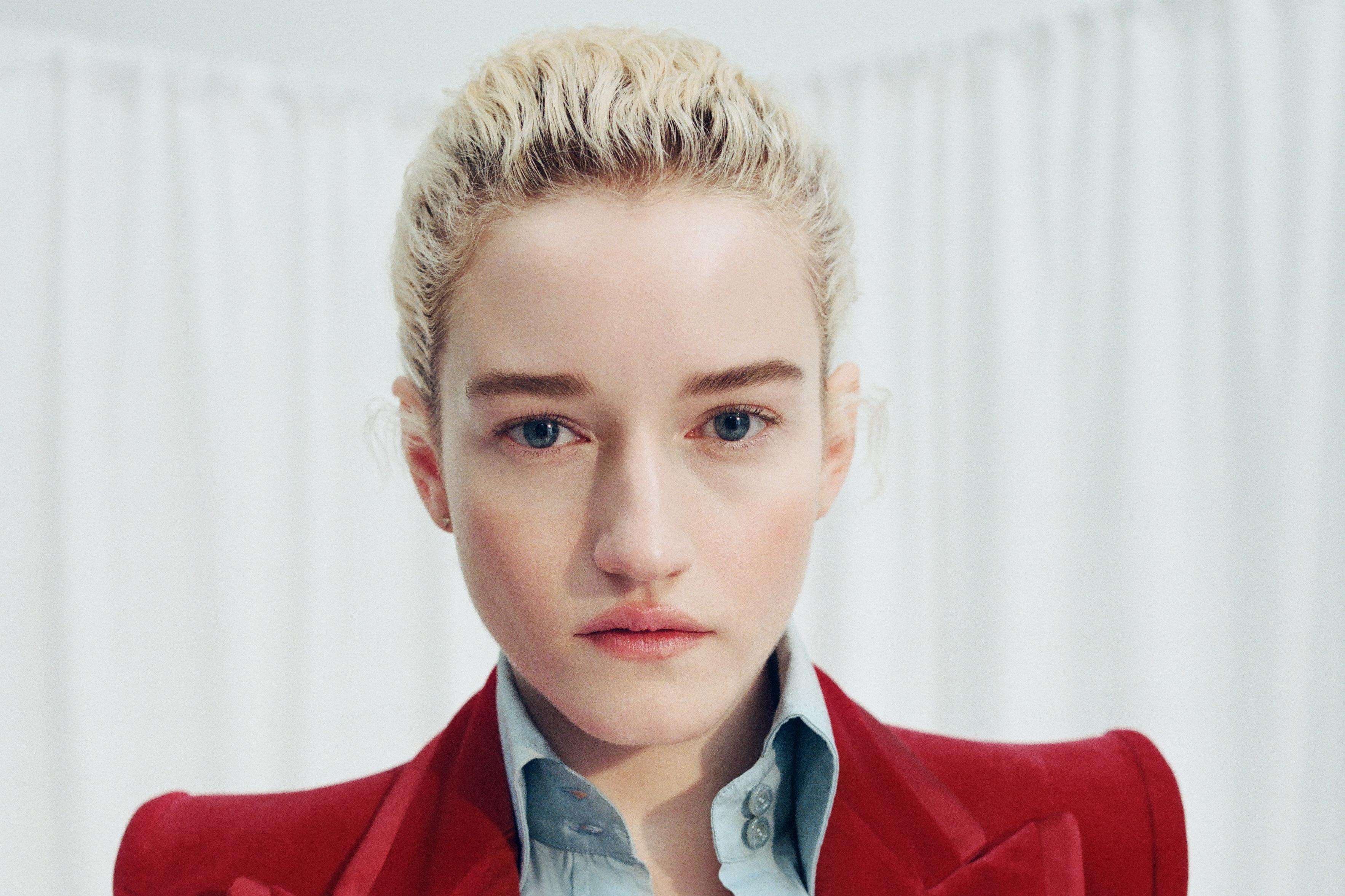 Julia Garner Hd Inventing Anna Wallpapers