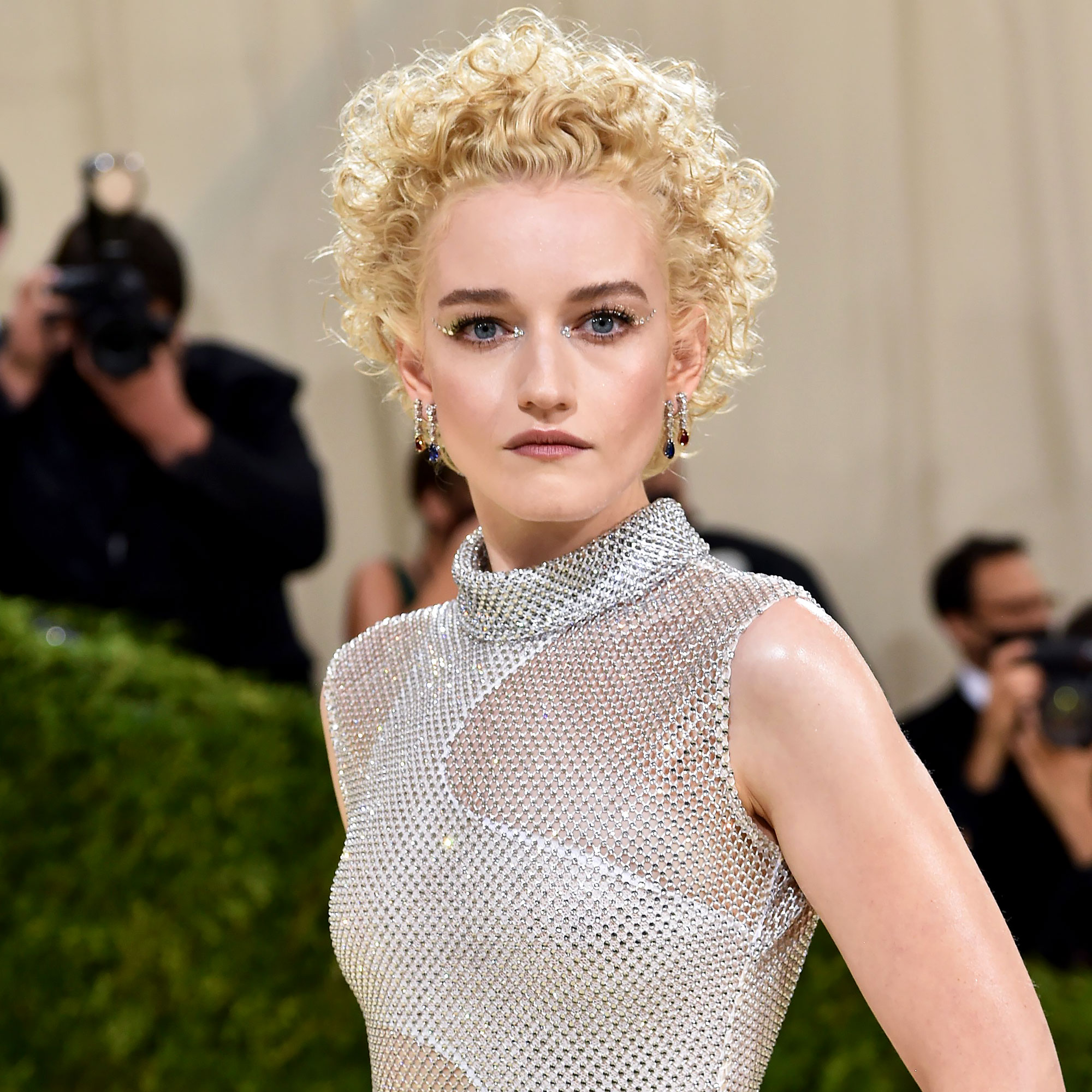 Julia Garner Hd Inventing Anna Wallpapers