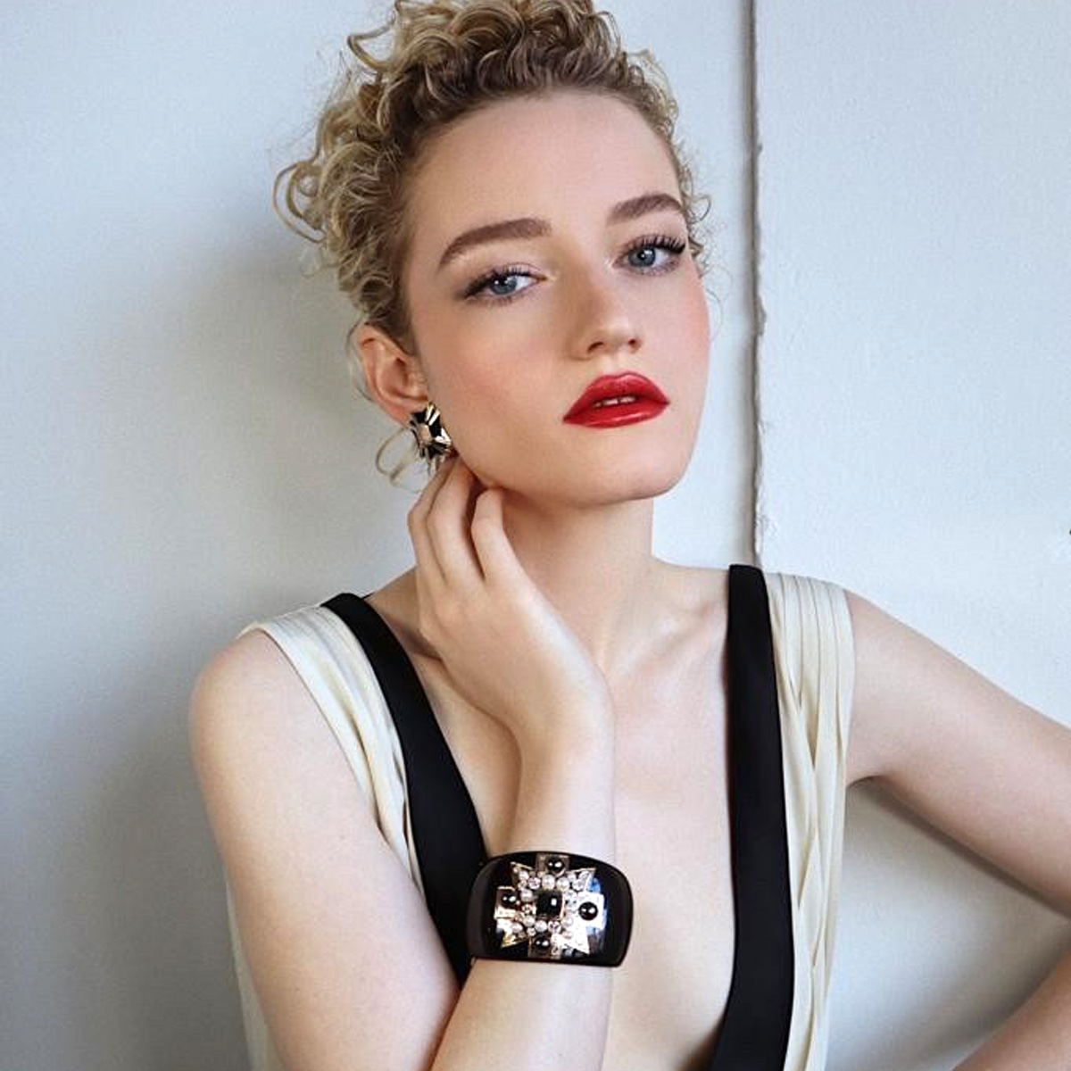 Julia Garner Hd Inventing Anna Wallpapers