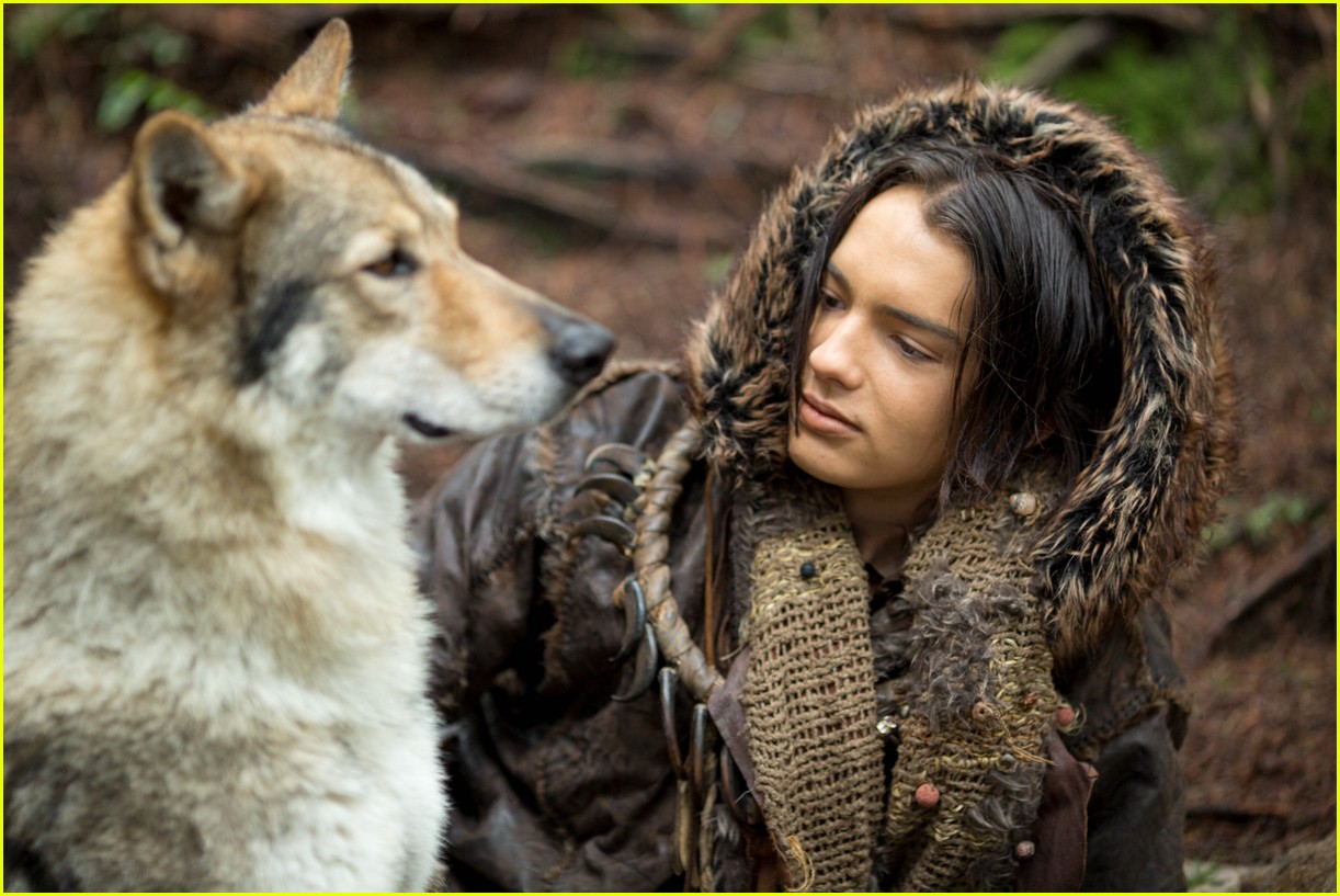Kodi Smit-Mcphee And Wolf Still From Alpha 2018 Movie Wallpapers
