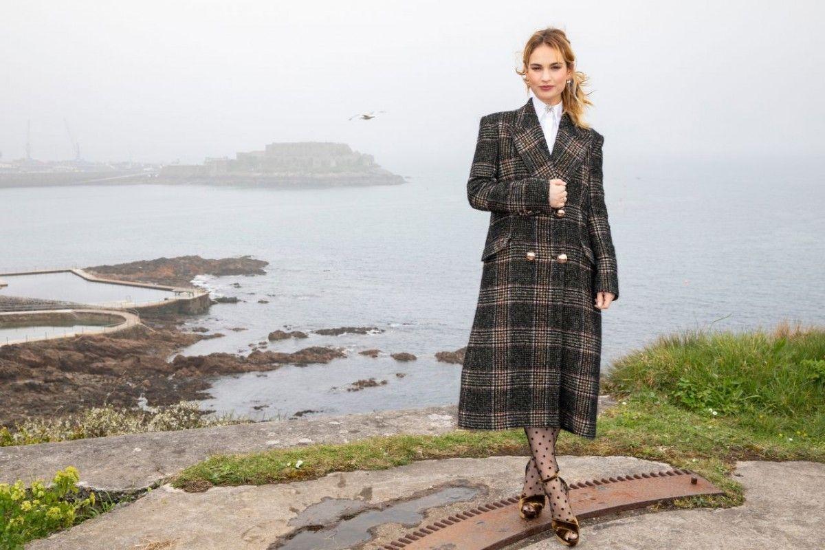 Lily James In The Guernsey Literary And Potato Peel Pie Society Wallpapers