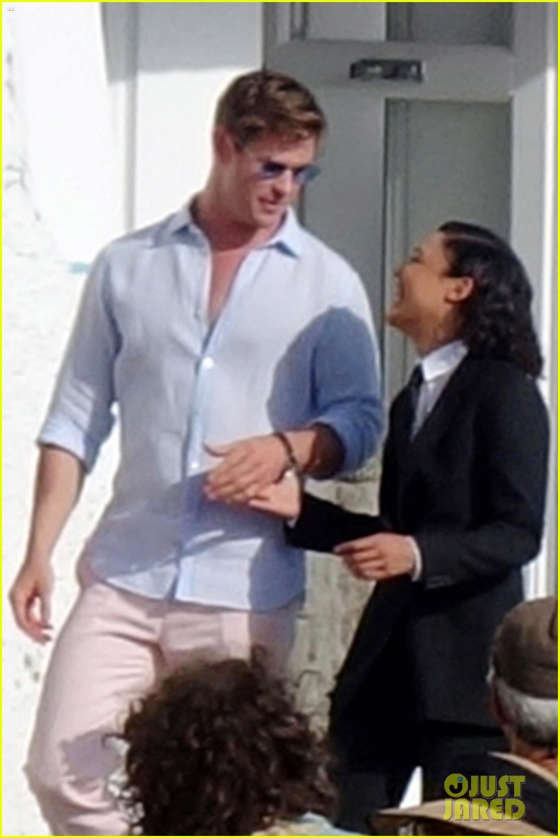 Men In Black 4 Chris Hemsworth And Tessa Thompson Wallpapers