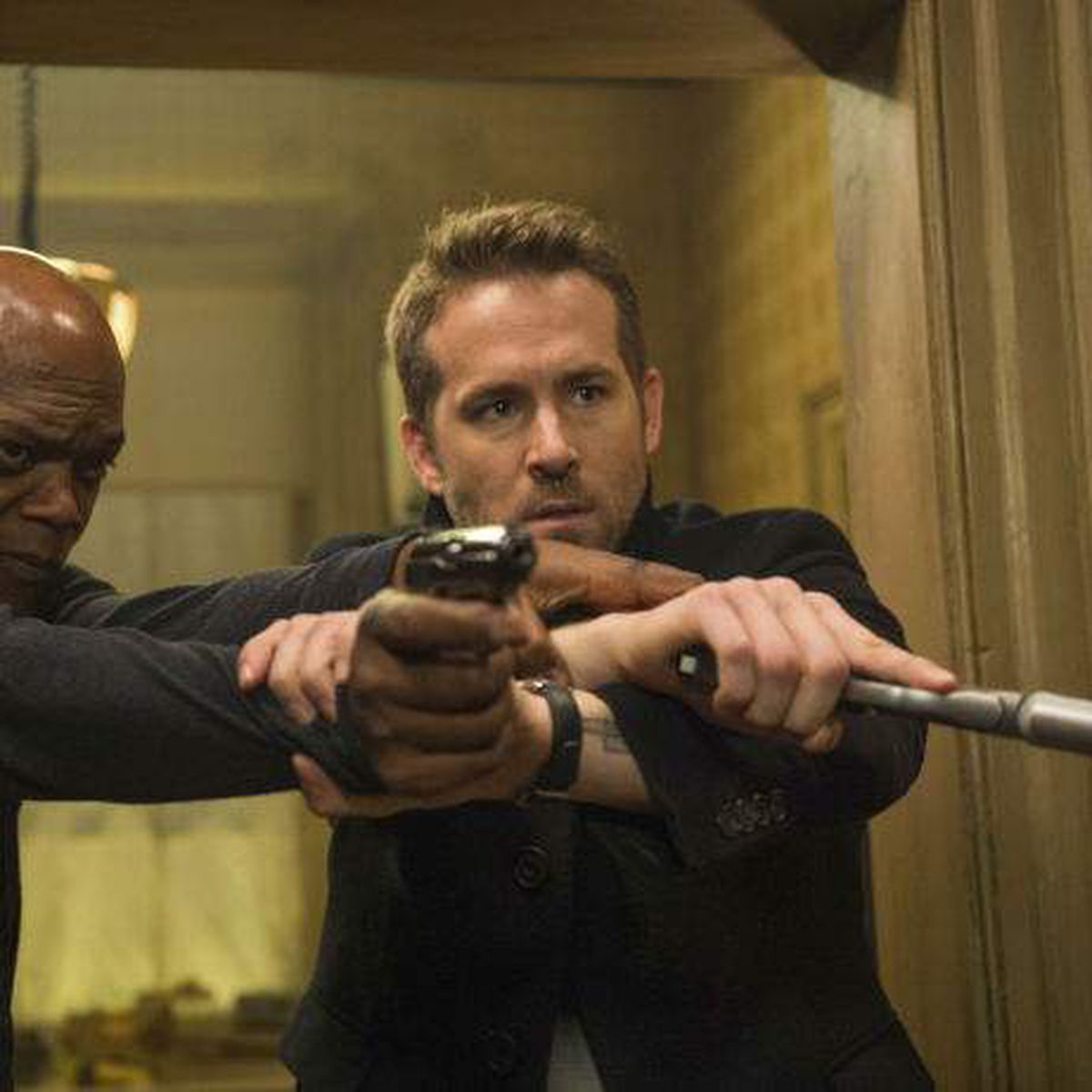 Ryan Reynolds And Samuel L Jackson In The Hitmans Bodyguard Wallpapers