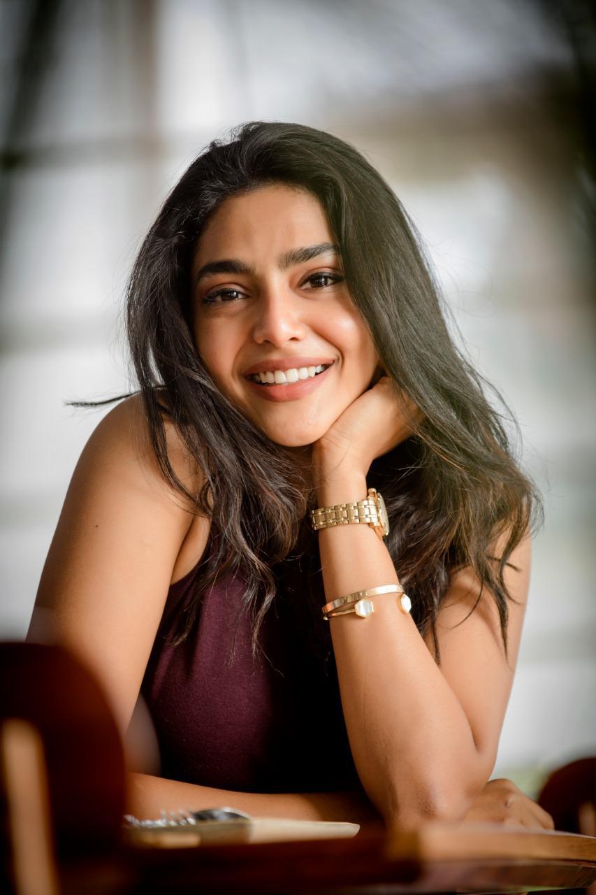 Aishwarya Lekshmi Hot Wallpapers