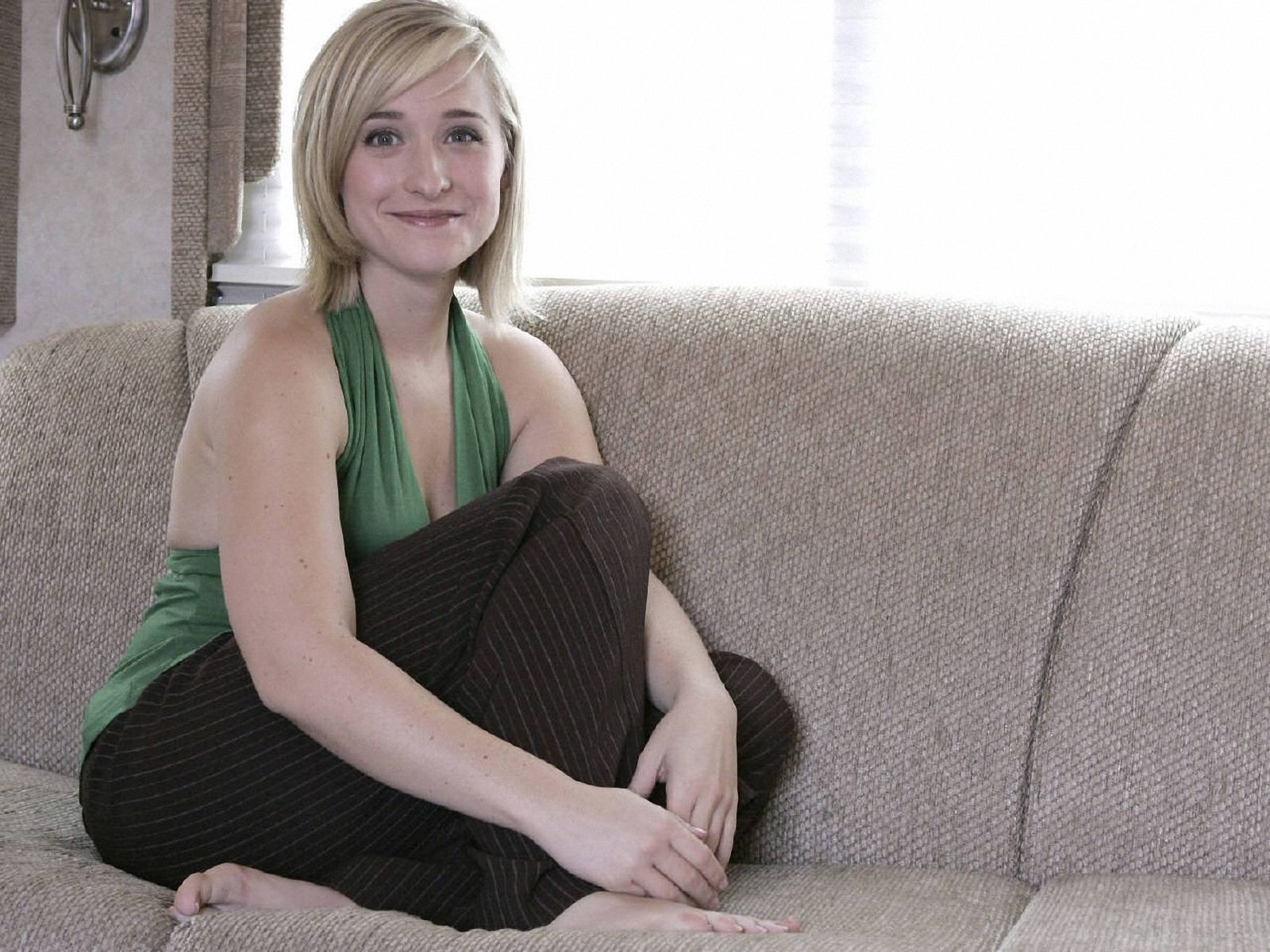 Allison Mack Wallpapers