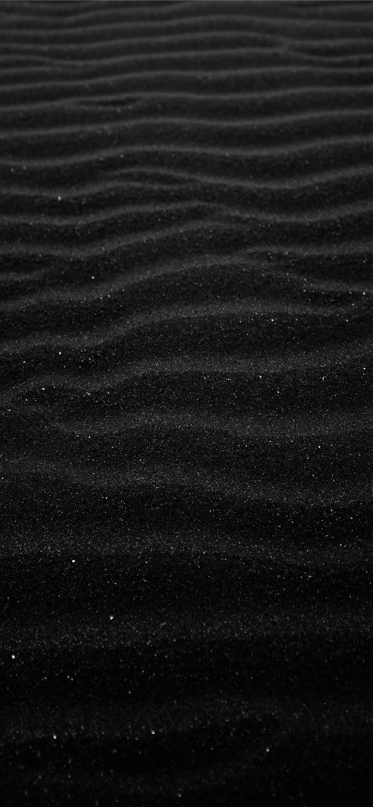Море сверху черный песок