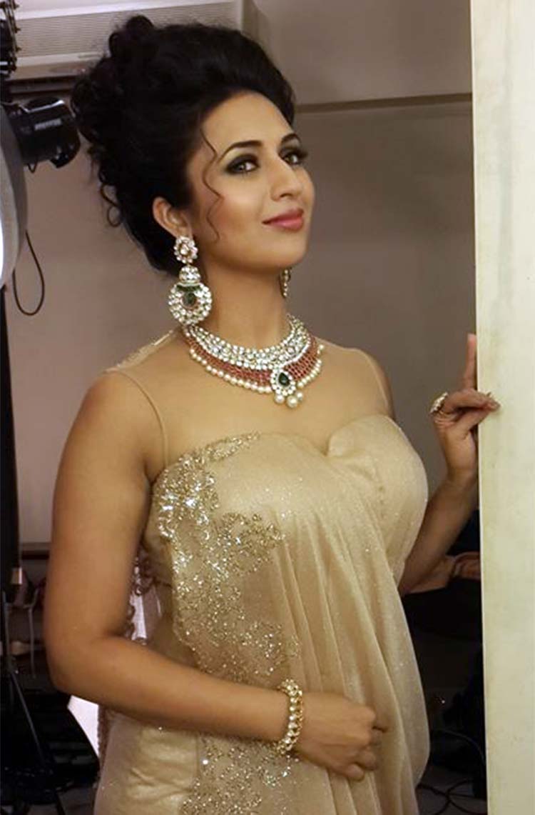 Divyanka Tripathi Beautiful Photos Wallpapers