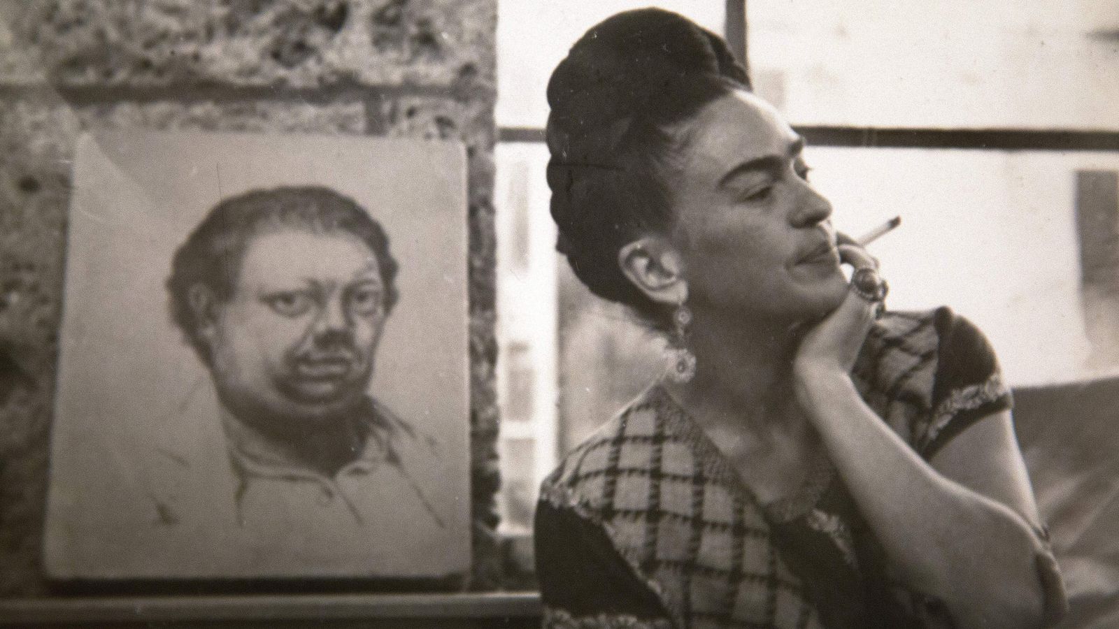 Frida Kahlo Smoking Wallpapers