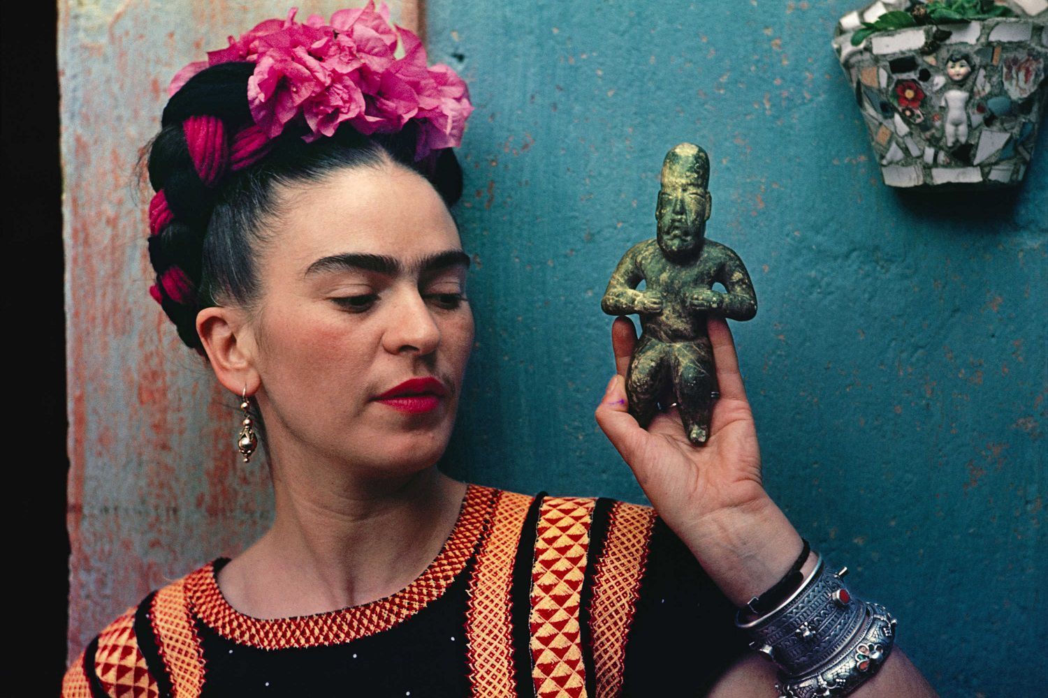 Frida Kahlo Smoking Wallpapers