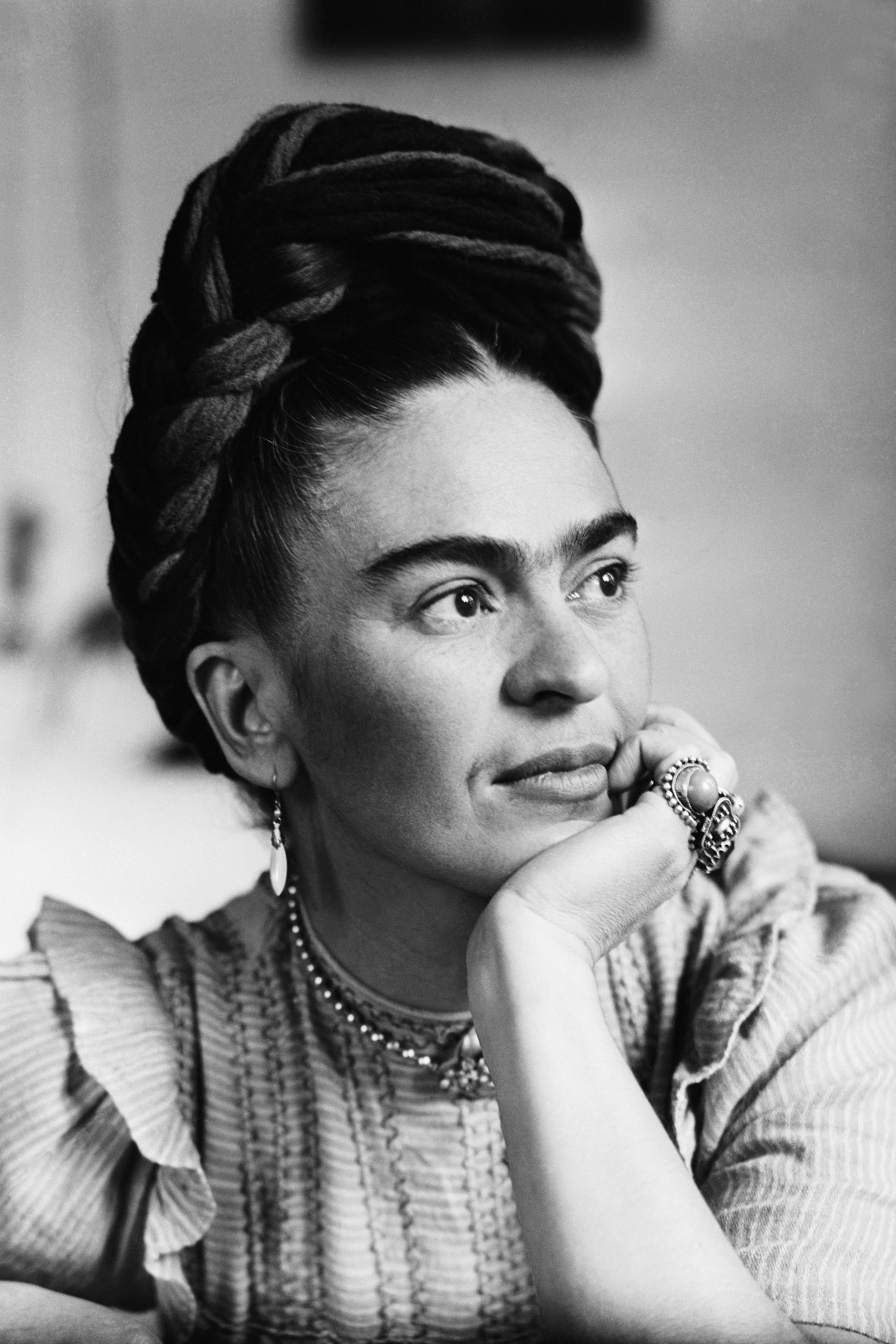 Frida Kahlo Smoking Wallpapers