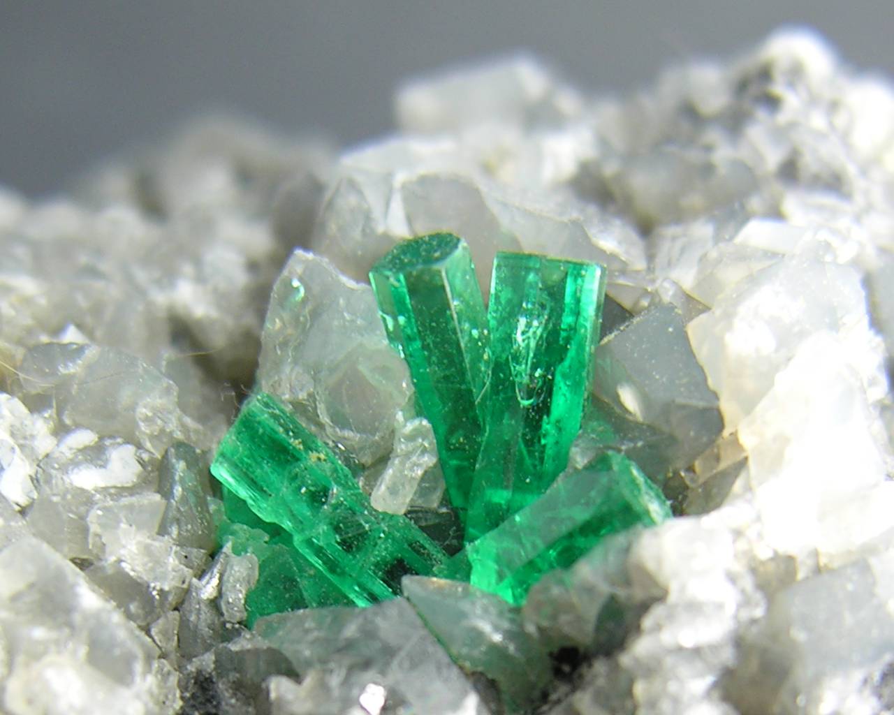 Green Crystals Wallpapers