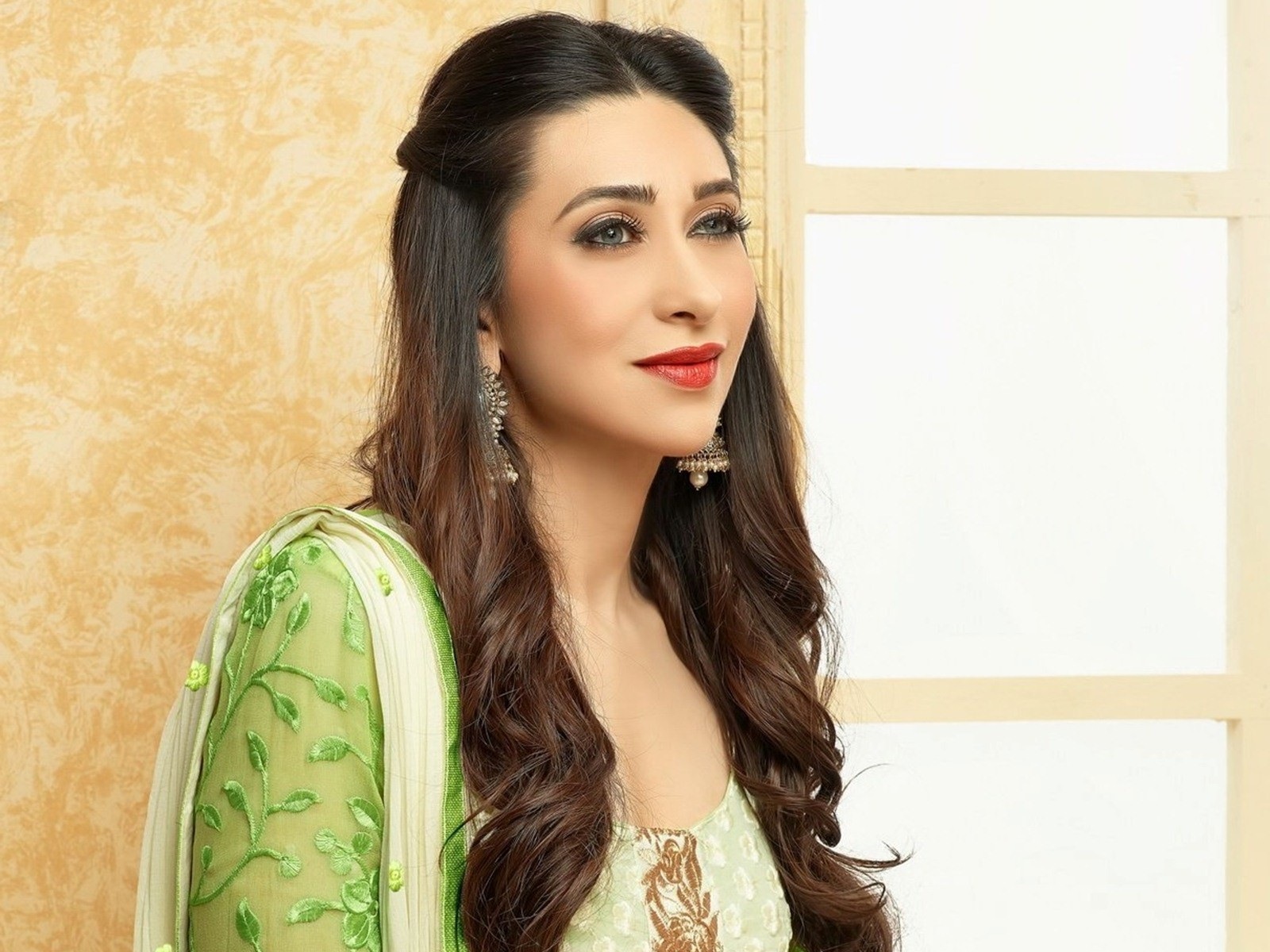 Karishma Kapoor Old Pictures Wallpapers