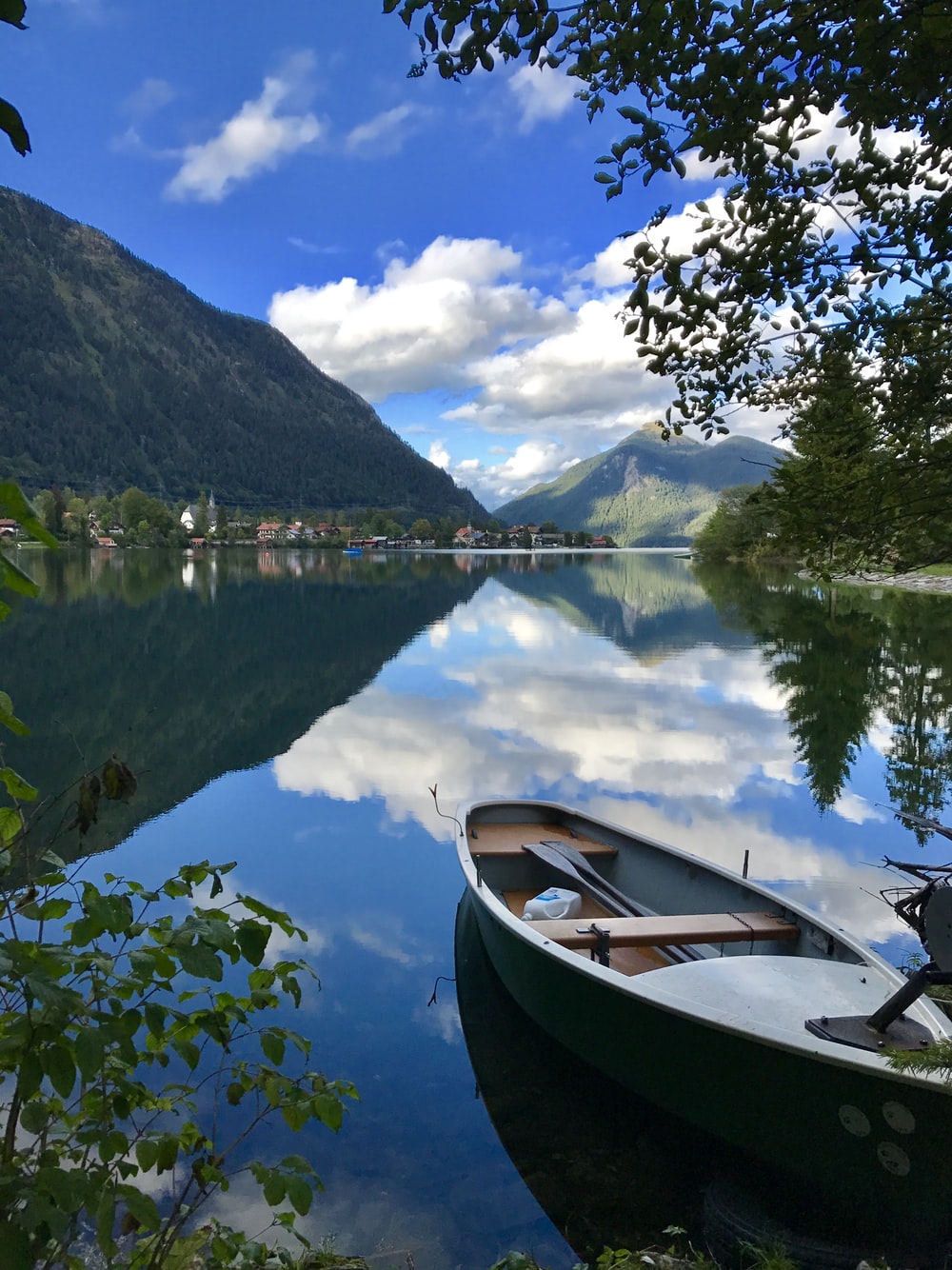 Lake And Boat Wallpapers