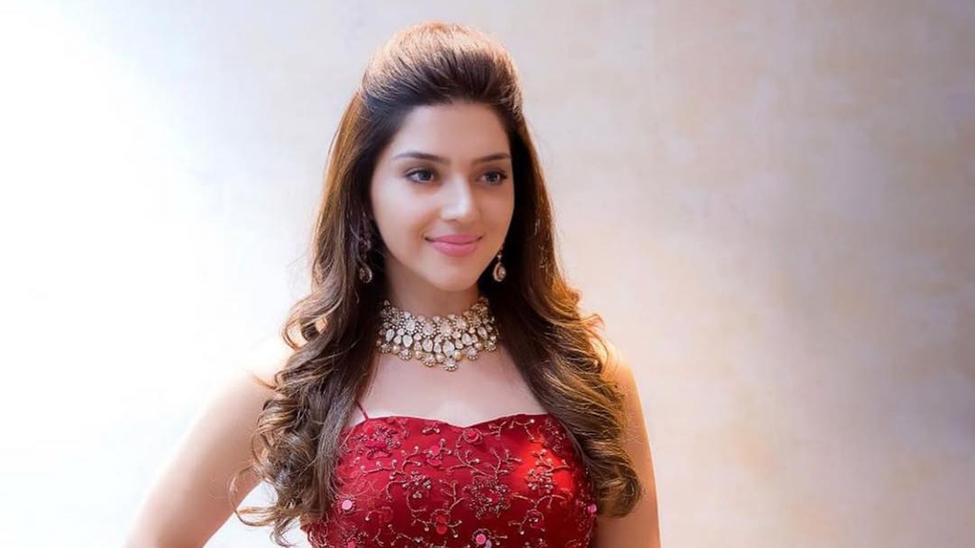 Mehreen Pirzada Hot Wallpapers