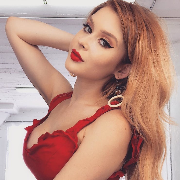 Renee Olstead Sexy Wallpapers