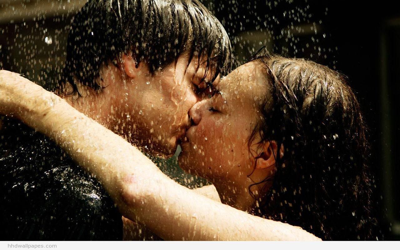 Romantic Couple Kissing Wallpapers