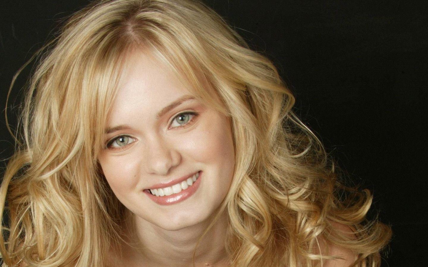 Sara Paxton Pics Wallpapers