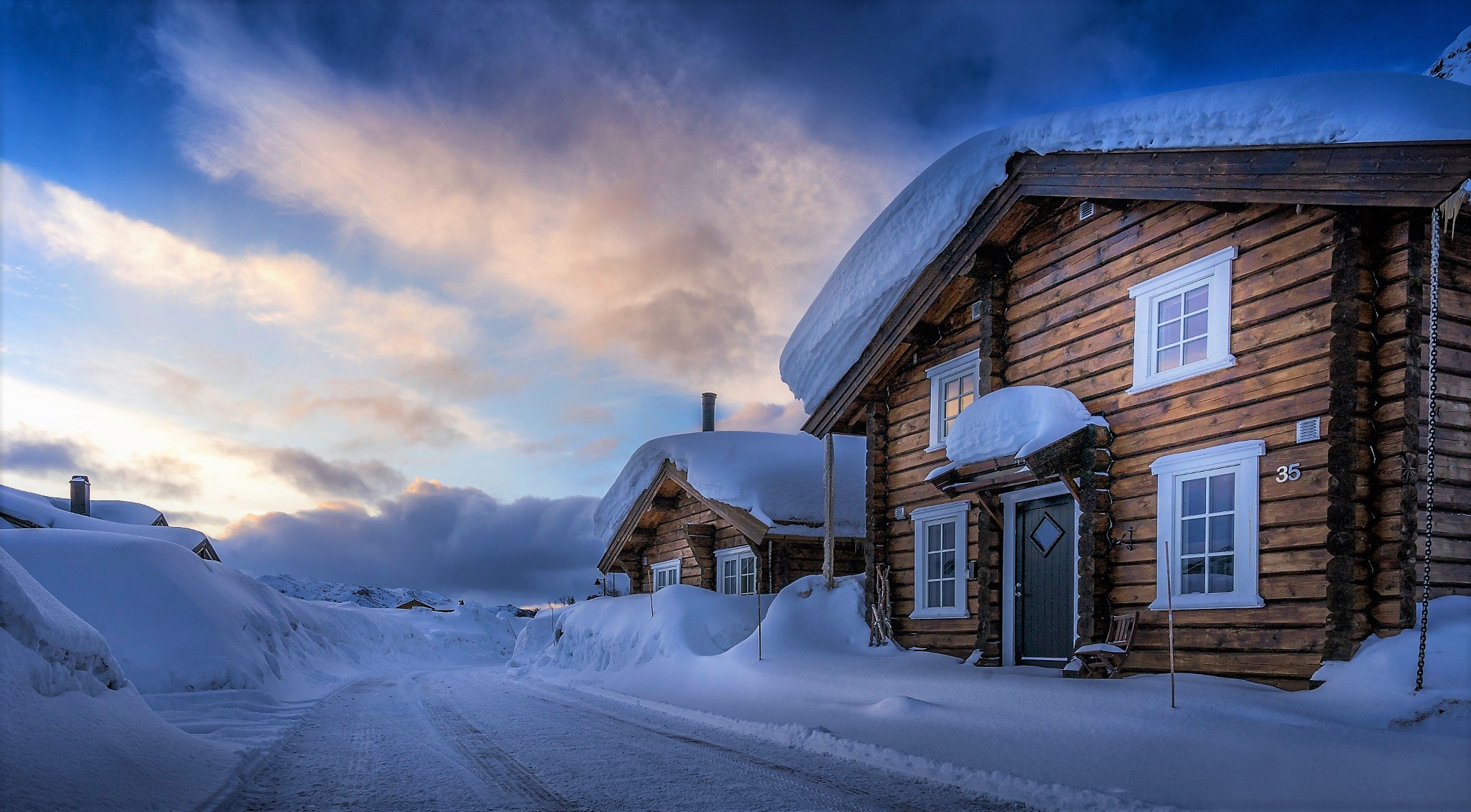 Snowy Cottages Wallpapers