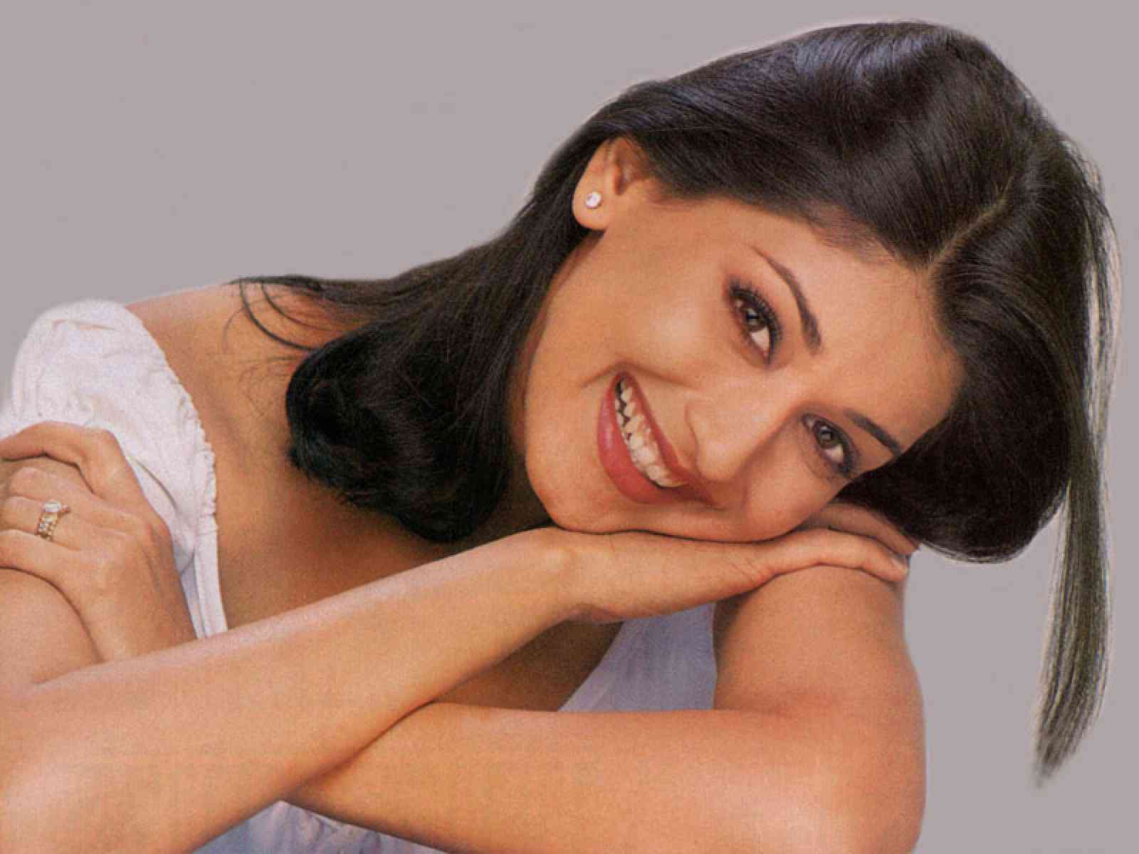 Sonali Bendre Young Wallpapers