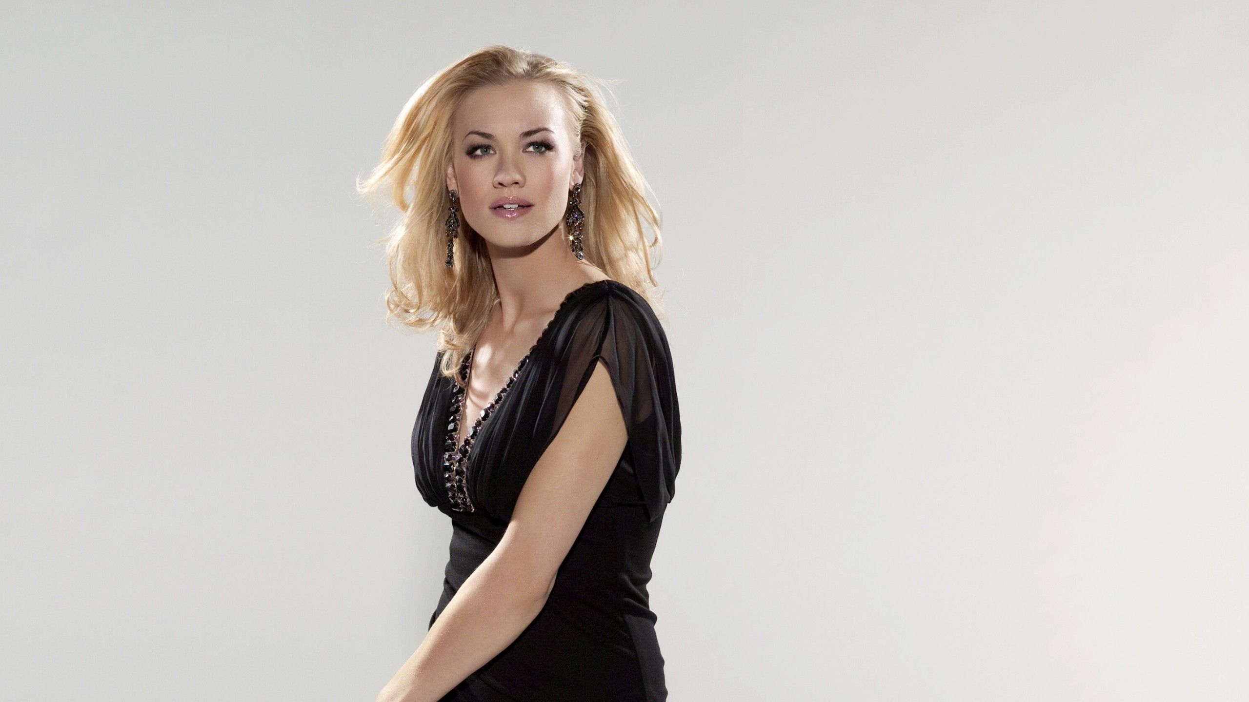 Wallpaper Yvonne Strahovski Wallpapers