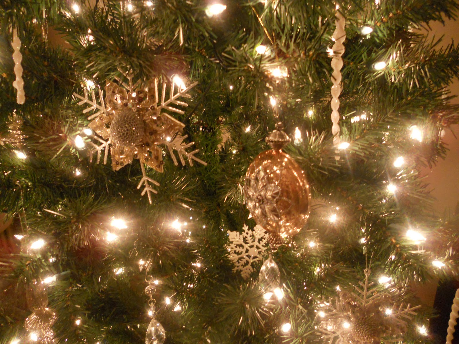 White Christmas Tree Wallpapers